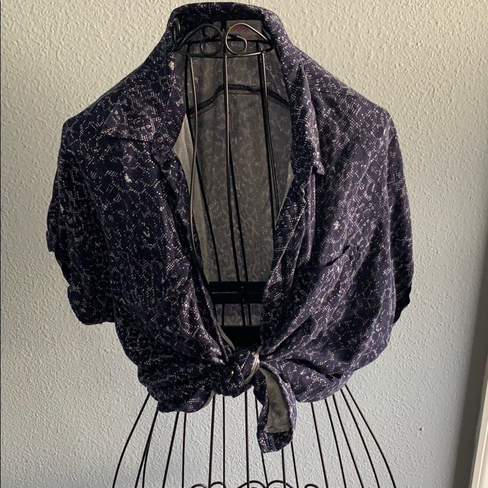 Lularoe Amy blue leopard lace button up xs